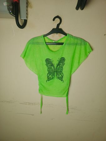 Grünes T-Shirt mit Schmetterlingsdruck