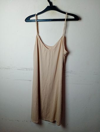 Beiges Unterkleid