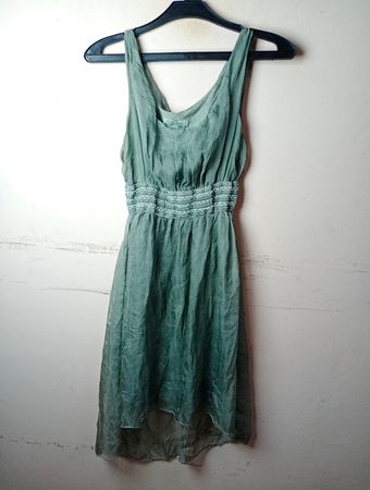Grünes Kleid mit elastischem Bund