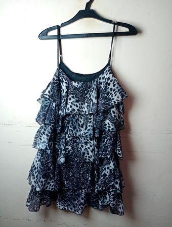 Schwarz-weißes Tiermuster-Rüschenkleid