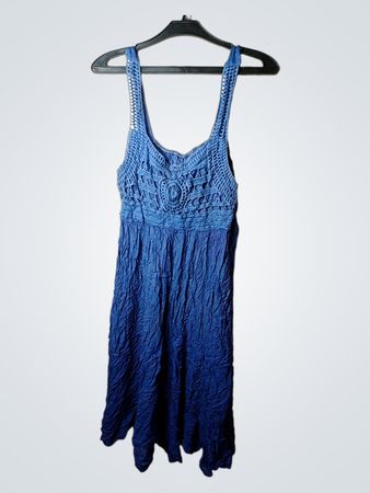 Blaues, gewelltes Kleid mit Häkelverzierung