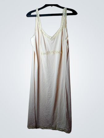 Langes Slip-Kleid mit Spitzenbesatz