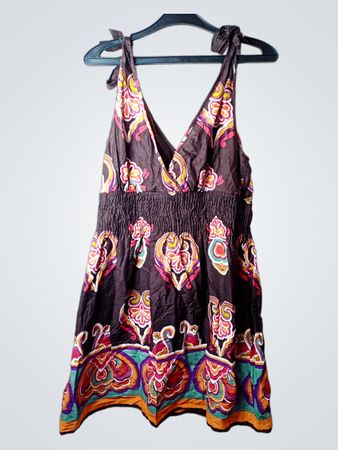 Braunes Kleid mit buntem Muster