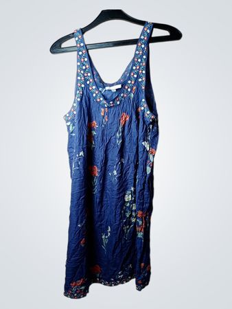 énfasis blaues Kleid mit Blumenstickerei