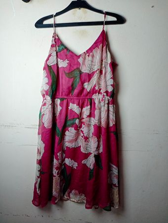 Rosa floral bedrucktes Spaghettiträgerkleid