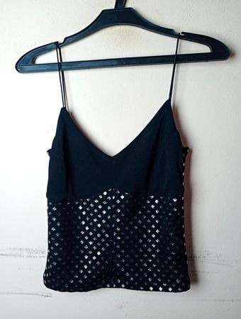 Schwarzes Tanktop mit silbernen Quadraten
