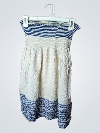 Nicht tragekleid mit blauem und weißem Muster