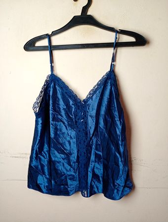 Blaues Satin-Camisole mit Spitze.