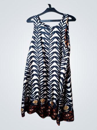 Schwarzes und weißes Chevron-Muster ärmelloses Kleid mit dekorativem Saum
