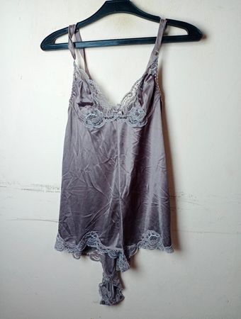 Grauer Lingerie-Body mit Spitzenbesatz