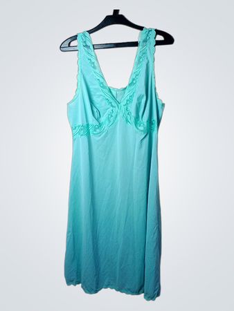Türkises Slipkleid mit Spitzenbesatz