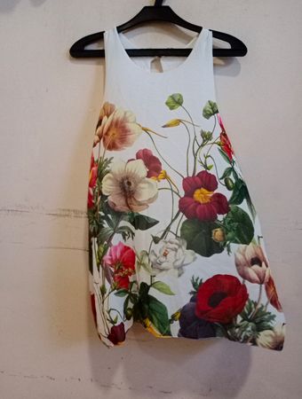 Weißes ärmelloses Kleid mit Blumenmuster