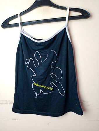 Schwarzes Cami-Top mit Grafikdruck