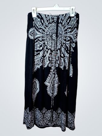 Schwarzer und weiß gemusterter Maxikleid.