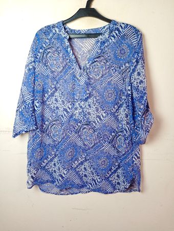 Blaue gemusterte V-Ausschnitt-Bluse