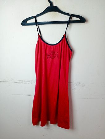 Rotes Slipkleid mit schwarzer Borte