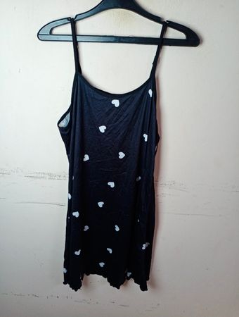 Schwarzes Camisole mit weißen Herzen