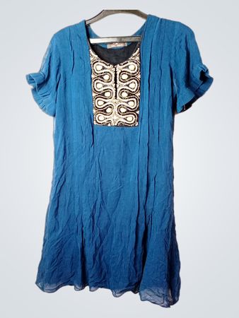 Blaues Perlenverzierte Kleid