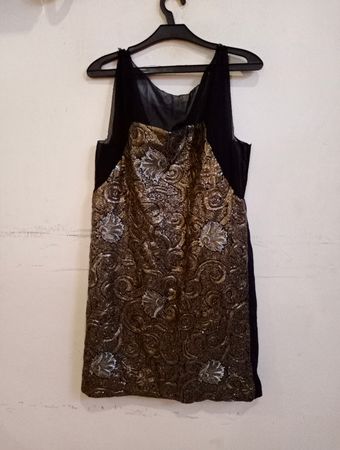 Schwarzes Kleid mit goldenen Verzierungen