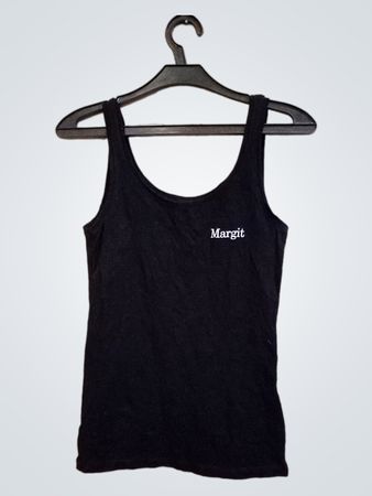 Schwarzes Tanktop mit "DER STADT FRISUR FREYUNG" und "Margit" Text