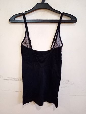 Schwarzes Cami mit Spitzenbesatz