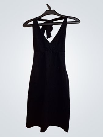 Schwarzes Halsbandkleid
