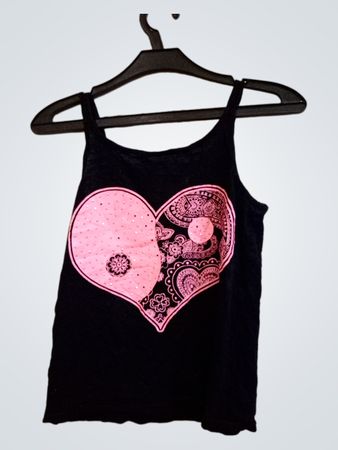 Schwarzes Tank-Top mit pinker Herzgrafik
