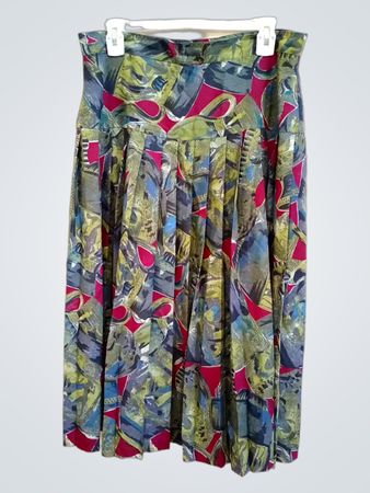 Faltender Midirock mit abstraktem Druck