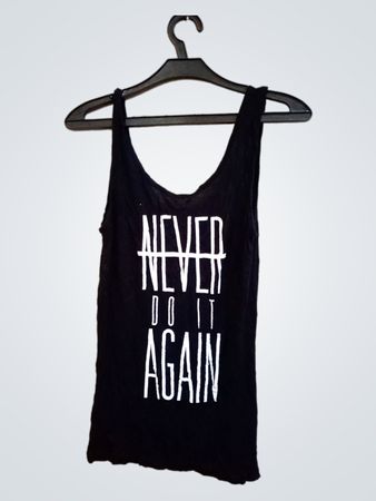 Schwarzes Tanktop mit "NEVER DO IT AGAIN" Grafik