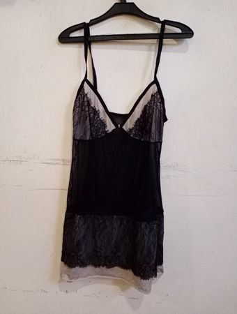 Schwarzes Spitzen-Babydoll mit Größe 42 Etikett