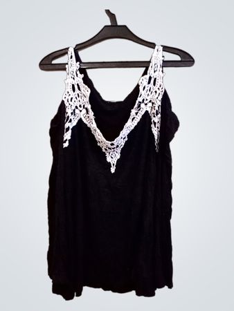 Schwarzes Tanktop mit weißen Spitzenakzenten