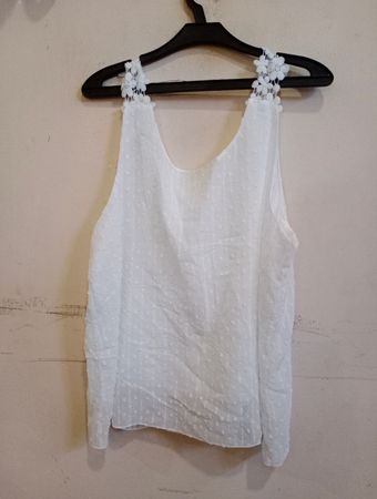 Weißes ärmelloses Top mit floralen Trägern
