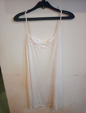 Weißes Slipkleid mit Spitzenbesatz