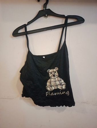 Schwarzes Trägershirt mit Teddybär-Grafik und "Flaming"-Text