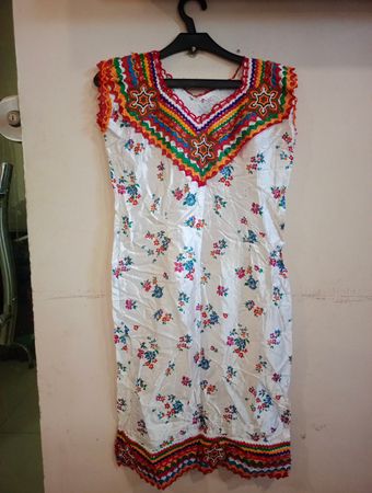 Weißes Kleid mit floralem Druck und buntem Saum