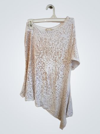 Weißes T-Shirt mit metallischen Verzierungen und MET-Branding
