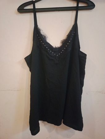 Schwarzes Cami-Top mit Spitzenbesatz