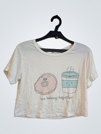 Weißes T-Shirt mit "we belong together" Donut- und Kaffeetassen-Grafik