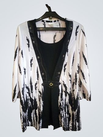 Weiße und schwarze bedruckte Tunika