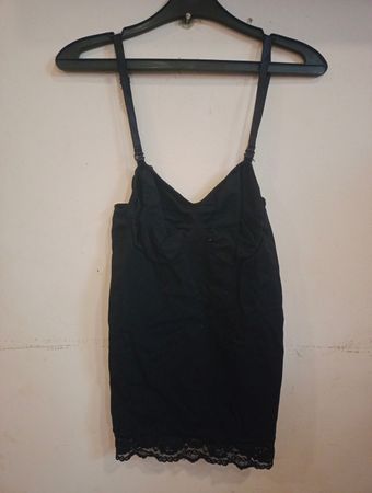 Schwarzes Slipkleid mit Spitzenbesatz