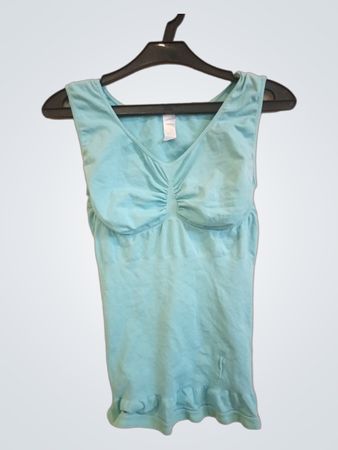 Blaues Tanktop mit gerafftem Vorderteil und Rüschensaum