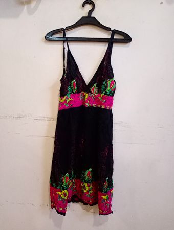Schwarzes Kleid mit floralem Druck