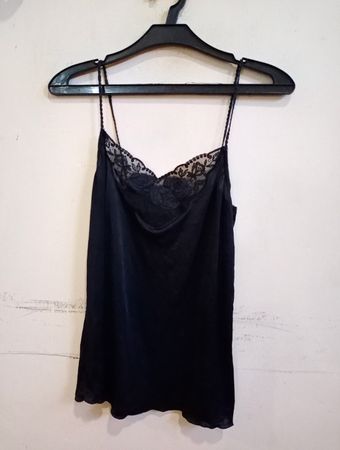 Schwarzes Spitzenbesatz-Cami-Top