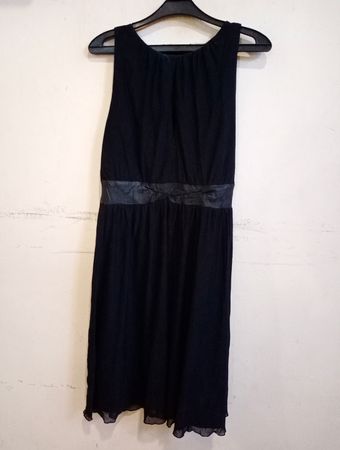 Comma, schwarzes ärmelloses Kleid mit Taillengürtel