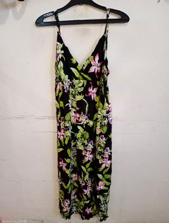 Schwarz bedrucktes Spaghetti-Trägerkleid mit Blumenmuster