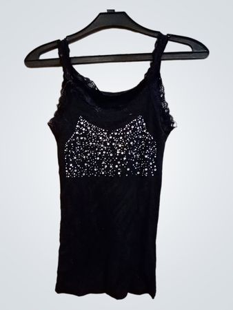 Schwarzes Trägershirt mit Strassverzierungen und Spitzenbesatz