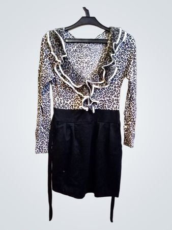 Leopardenmuster-Rüschenshirt mit schwarzem Rock