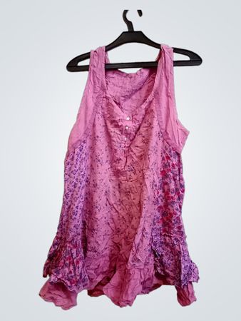 Ärmelloses Oberteil mit pinkfarbigem Blumenmuster und Rüschensaum