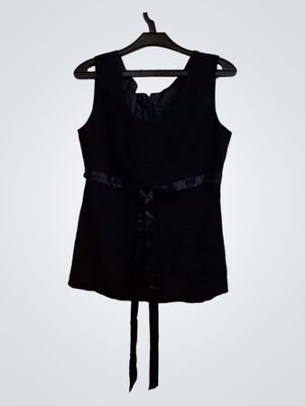 Schwarzes ärmelloses Oberteil mit Rüschendetail