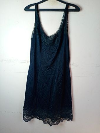 Slipkleid mit schwarzem Spitzenbesatz